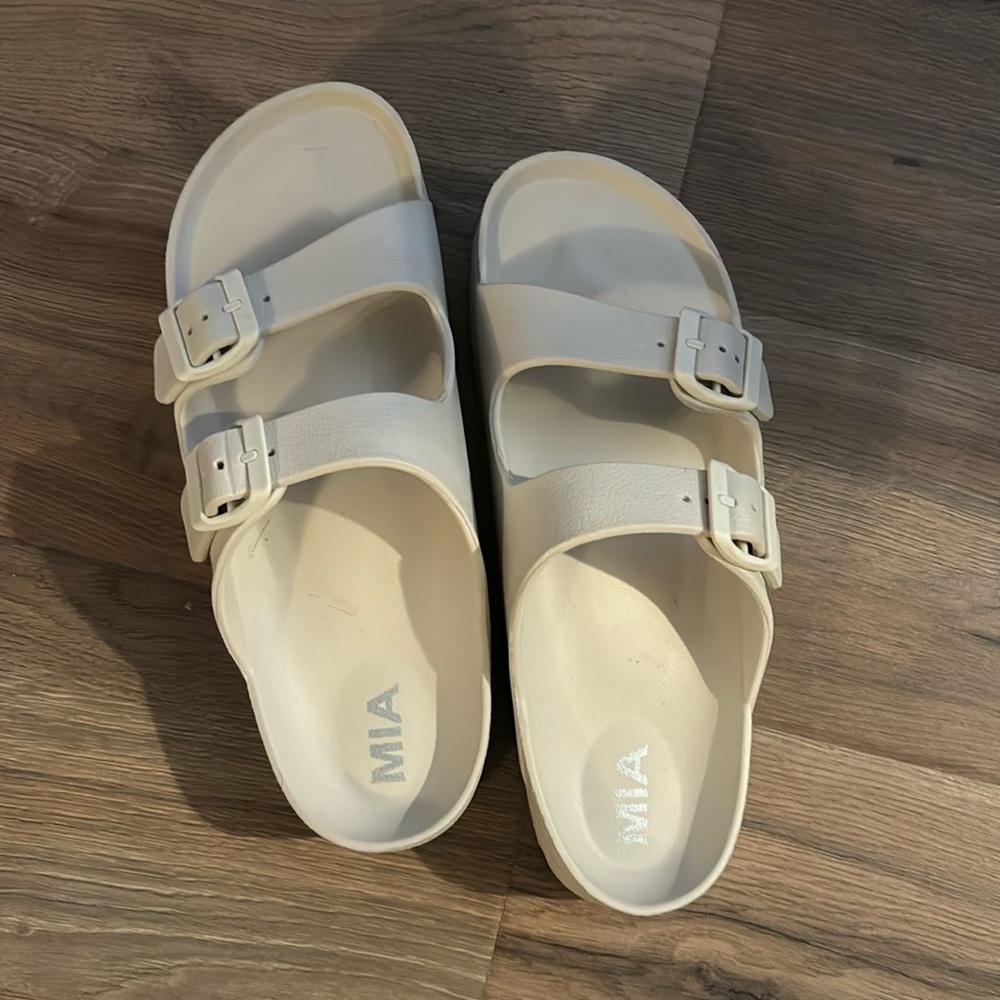 White/gray/cream sandals